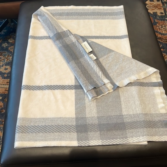 🌸 NWT Francesca’s Plaid Cream & Grey Blanket Scarf - Picture 4 of 4